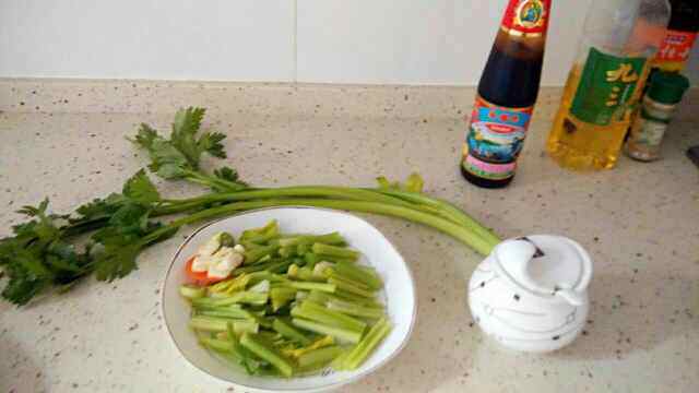 芹菜炒豆腐干步骤1