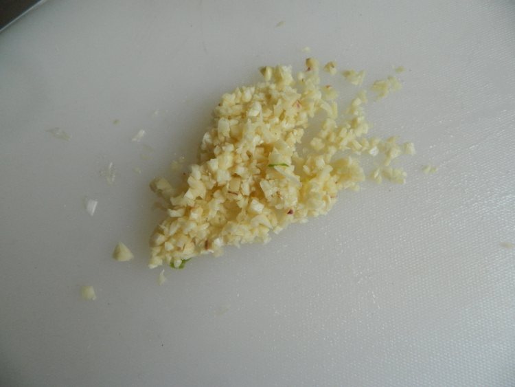蒜末拌荠菜步骤2