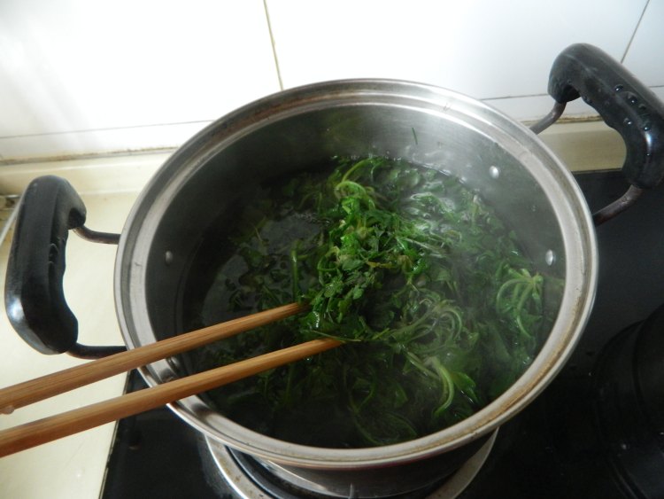 蒜末拌荠菜步骤3