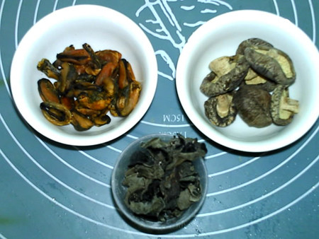 香菇木耳淡菜汤步骤1