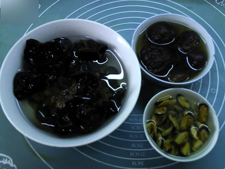 香菇木耳淡菜汤步骤3
