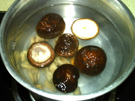 香菇木耳淡菜汤步骤7