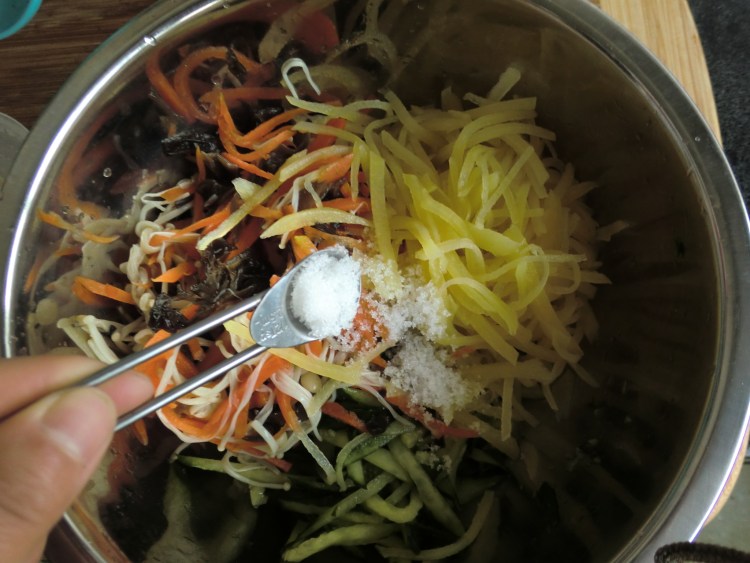 凉拌什锦土豆丝步骤8