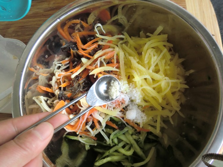 凉拌什锦土豆丝步骤9