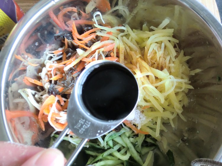 凉拌什锦土豆丝步骤11