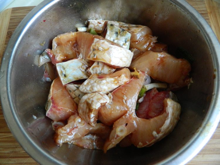 鱼块炖豆腐步骤1