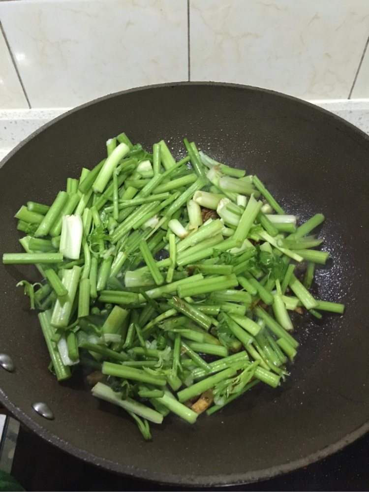 家庭炒芹菜步骤6