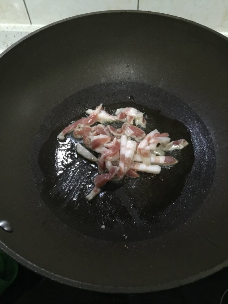 家庭炒芹菜步骤4