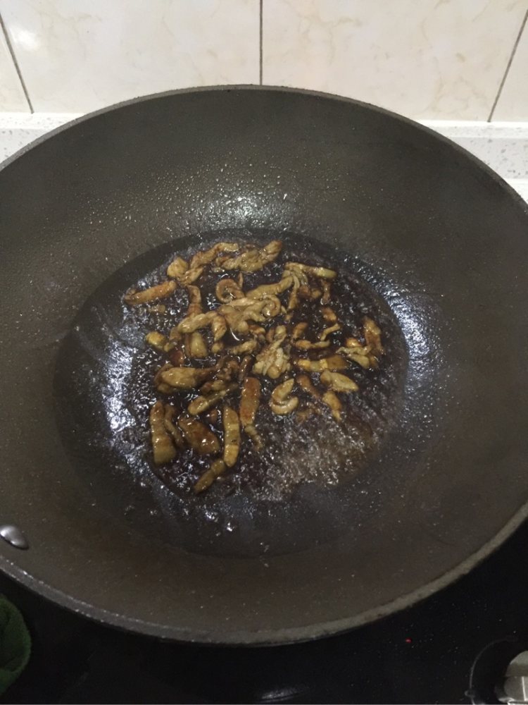 家庭炒芹菜步骤5