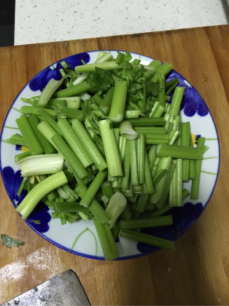家庭炒芹菜步骤1