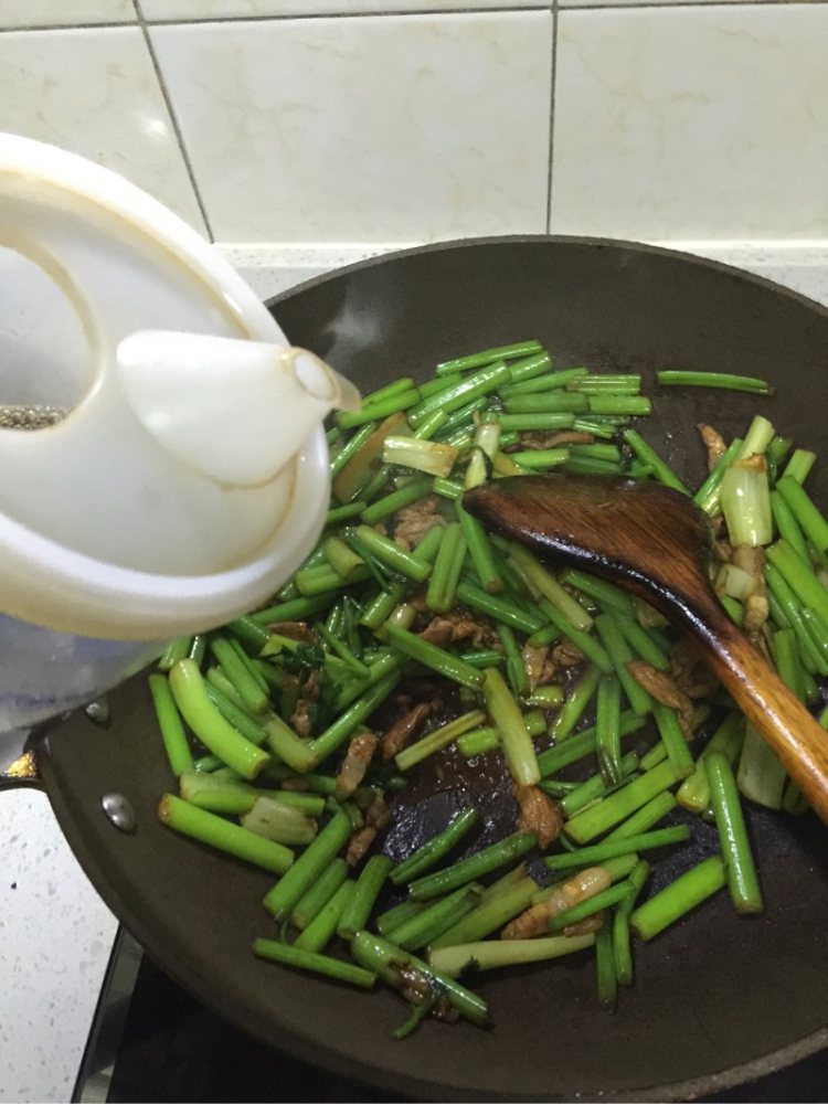 家庭炒芹菜步骤7