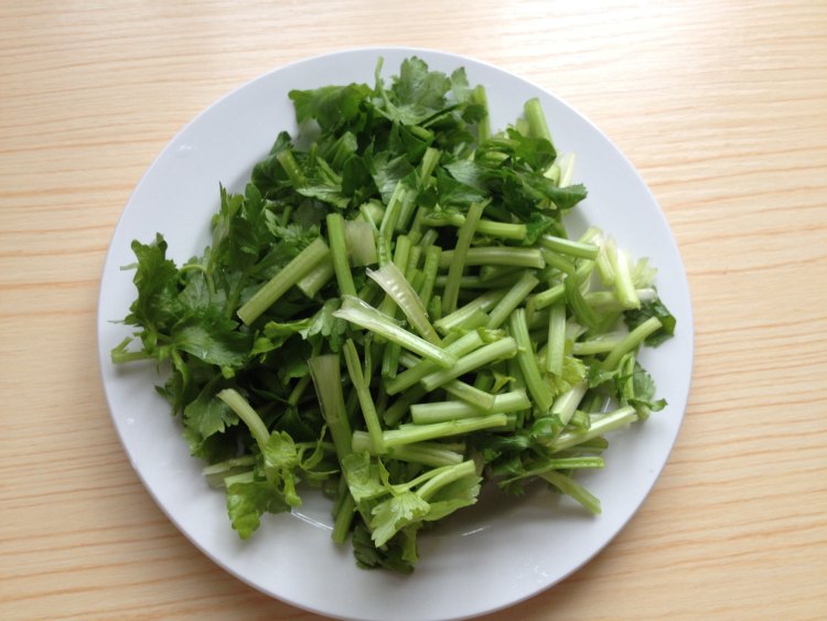 芹菜木耳炒肉丝步骤1