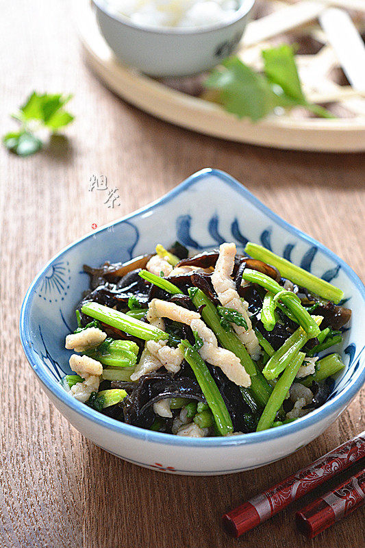 芹菜木耳炒肉丝步骤7