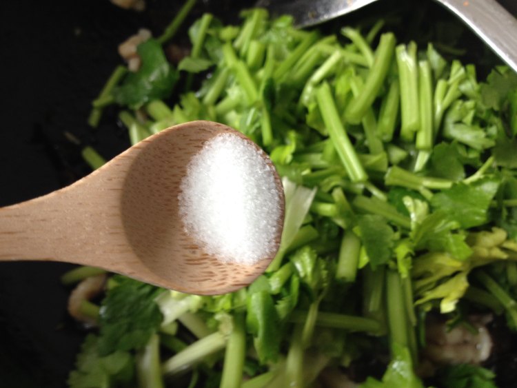 芹菜木耳炒肉丝步骤6