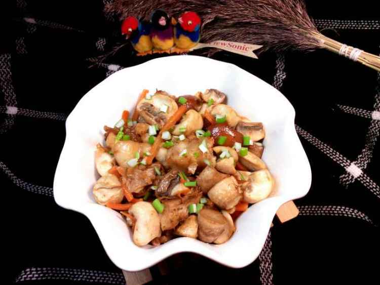 口蘑烩肘肉步骤8