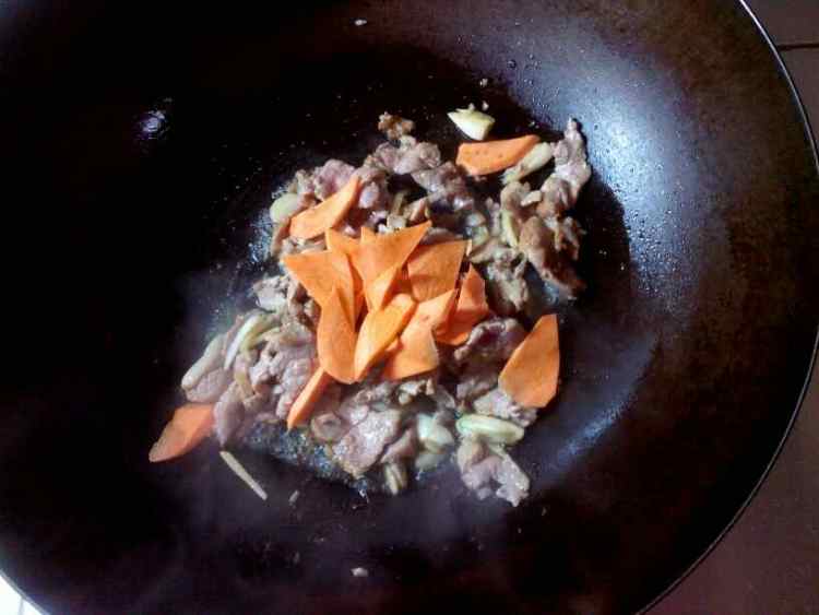 芹菜炒香菇步骤5