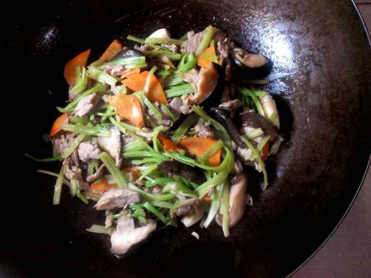 芹菜炒香菇步骤10