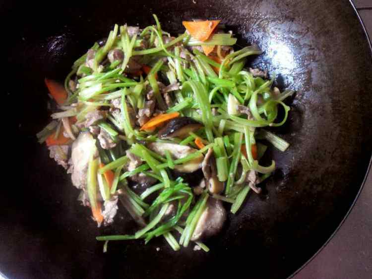 芹菜炒香菇步骤9