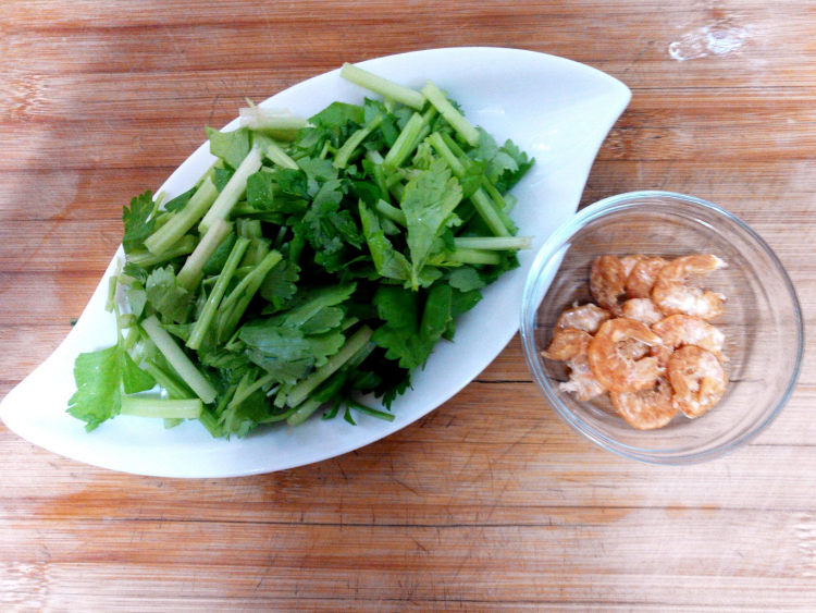 炝锅芹菜虾干步骤1