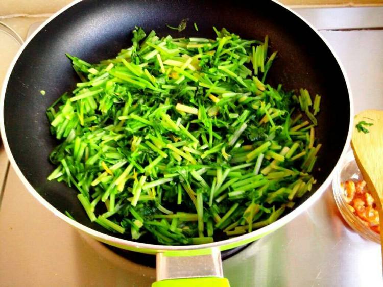 炝锅芹菜虾干步骤4
