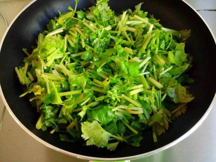 炝锅芹菜虾干步骤3