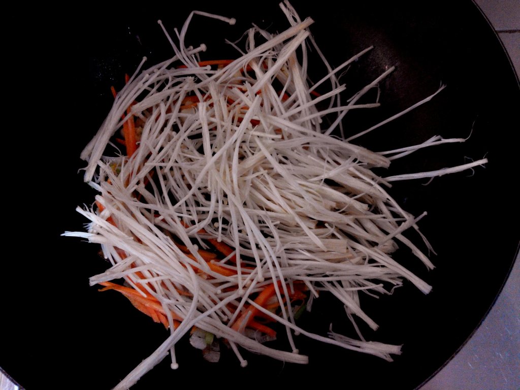 芹菜金针菇步骤4