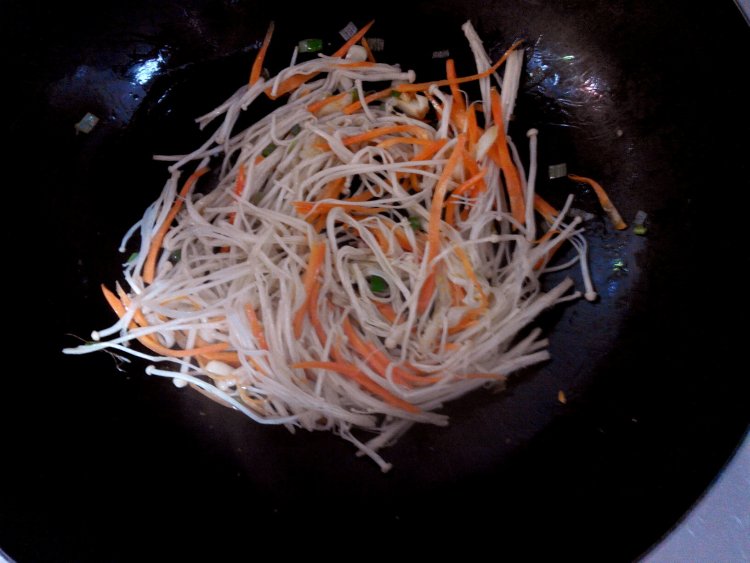 芹菜金针菇步骤5