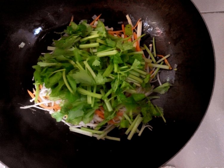 芹菜金针菇步骤6
