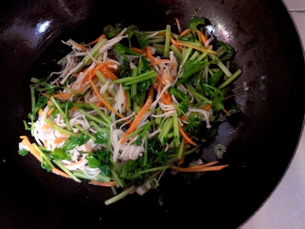 芹菜金针菇步骤7