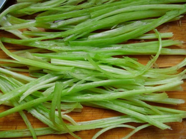 芹菜虾仁步骤1