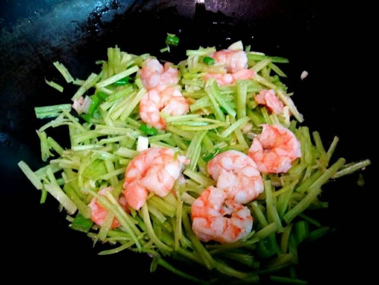 芹菜虾仁步骤5