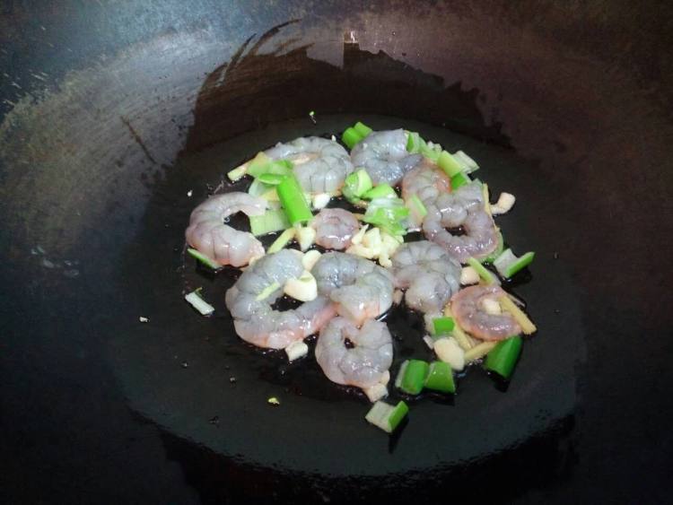 芹菜虾仁步骤3