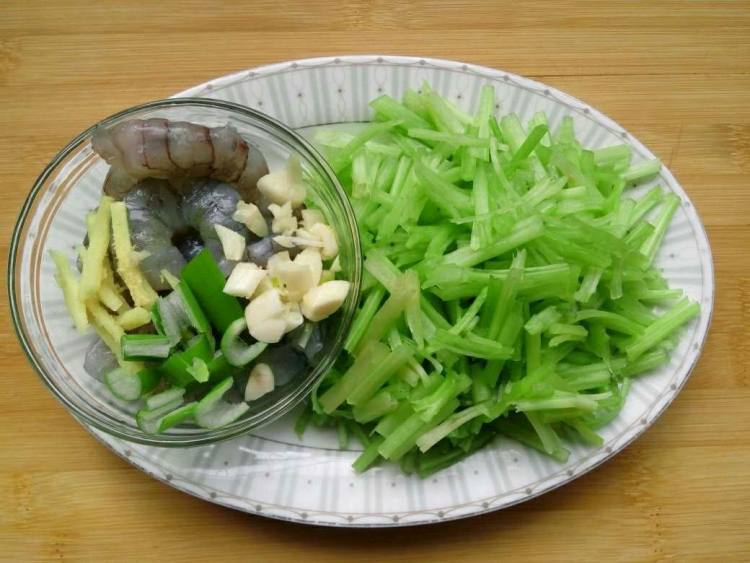 芹菜虾仁步骤2
