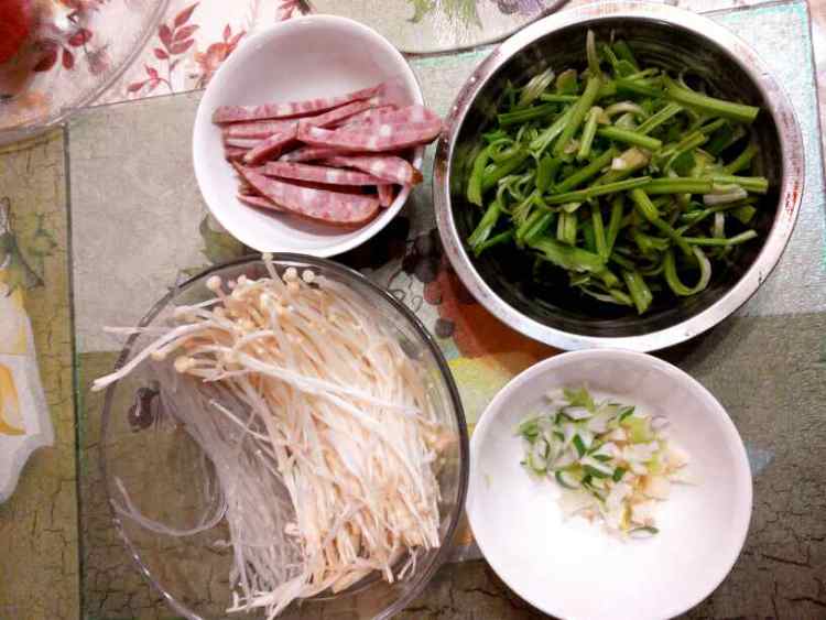 芹菜针菇粉步骤1