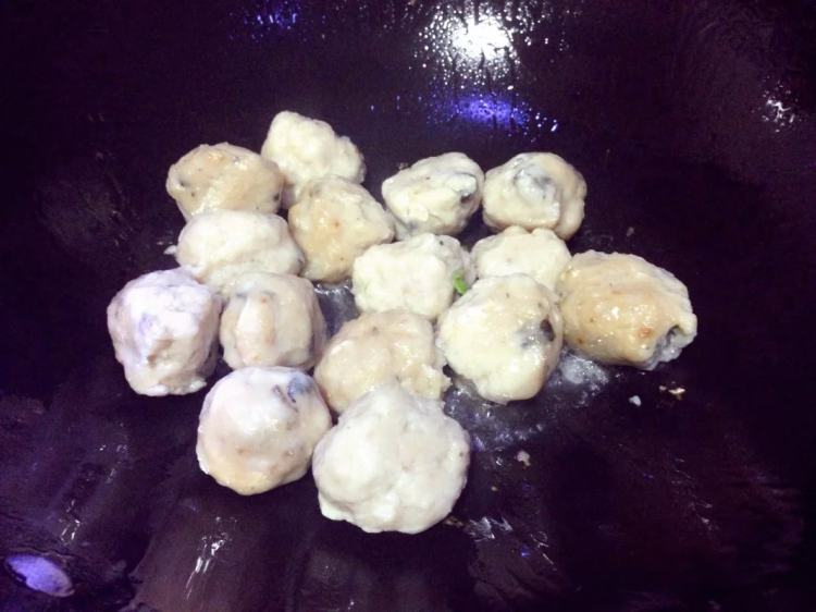西兰花炒鱼丸步骤4