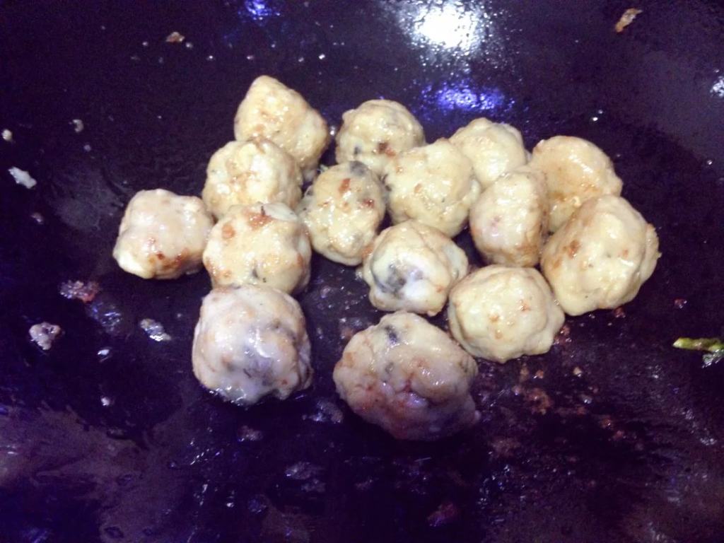 西兰花炒鱼丸步骤6