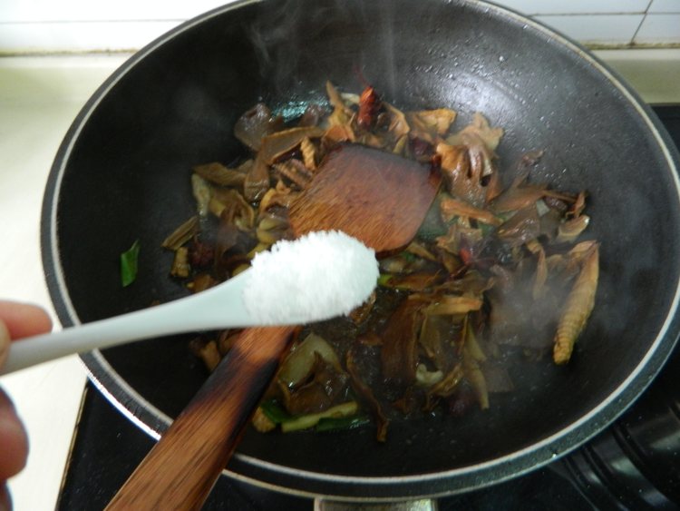 笋干炖白菜步骤7