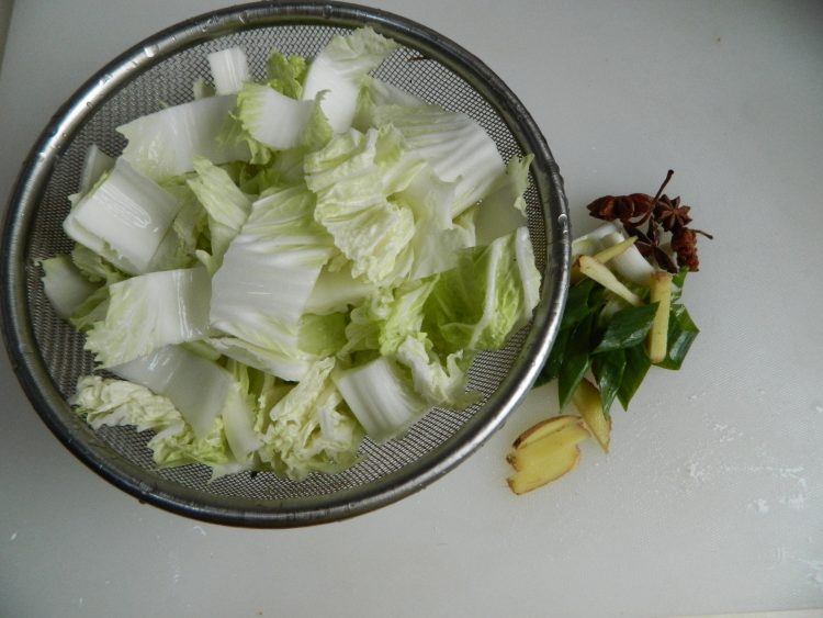 笋干炖白菜步骤2