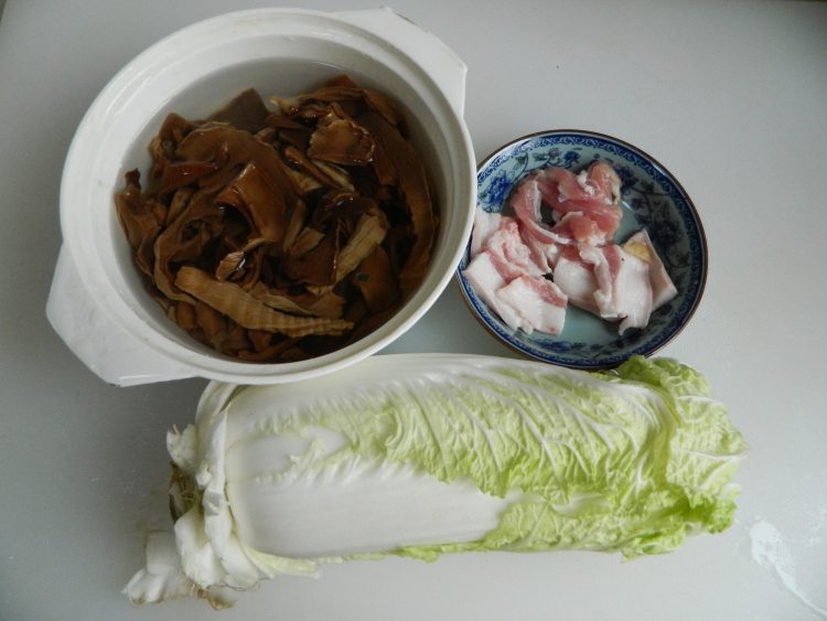 笋干炖白菜步骤1