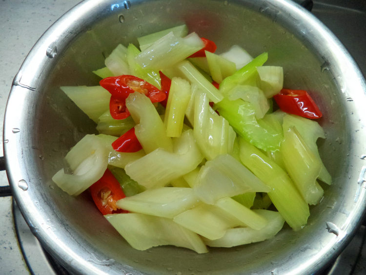 西芹炒虾仁步骤5