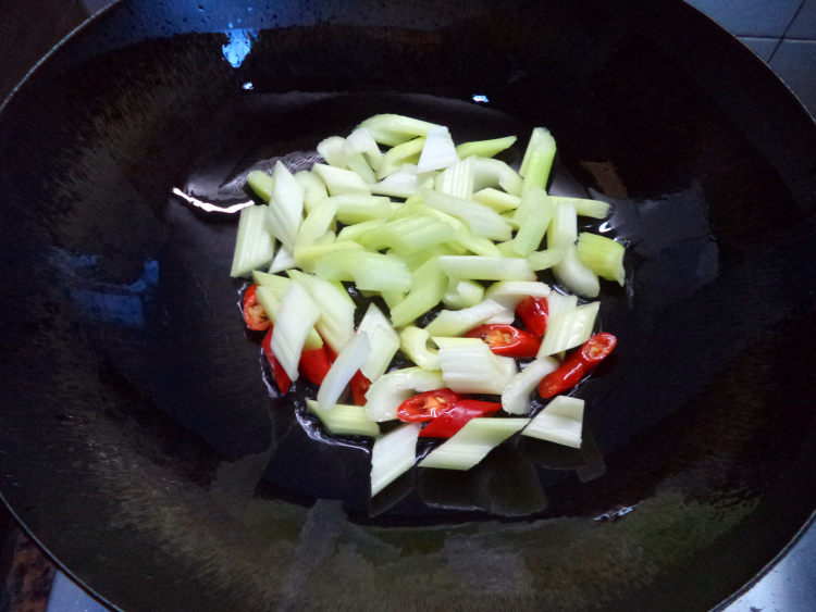 西芹炒虾仁步骤4