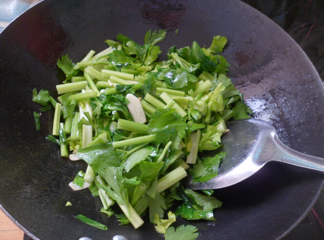 芹菜炒肉丝步骤5