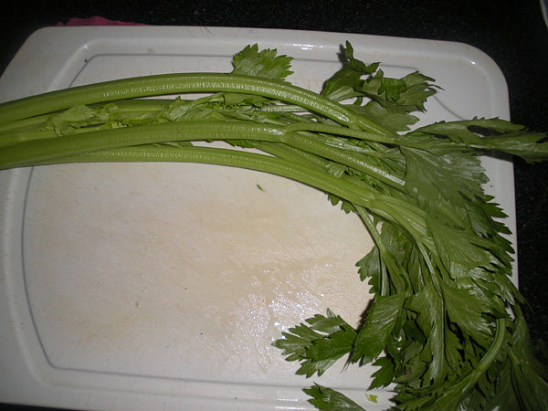 鸡蛋炒芹菜步骤1