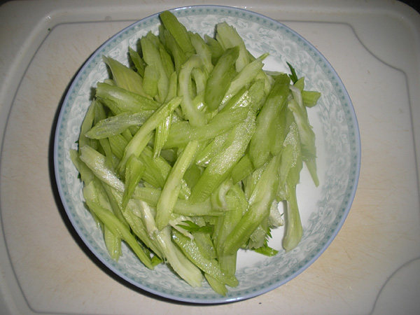鸡蛋炒芹菜步骤4