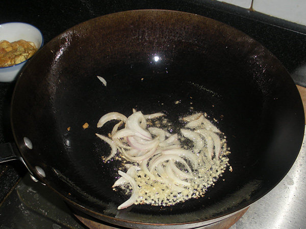 鸡蛋炒芹菜步骤6