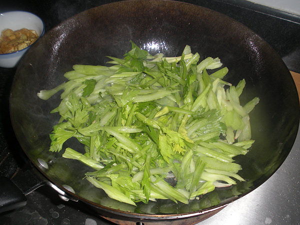 鸡蛋炒芹菜步骤7