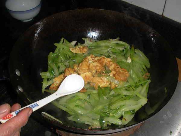 鸡蛋炒芹菜步骤9