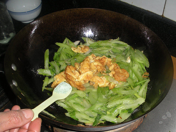 鸡蛋炒芹菜步骤10