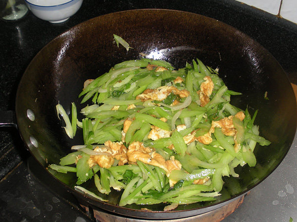 鸡蛋炒芹菜步骤11
