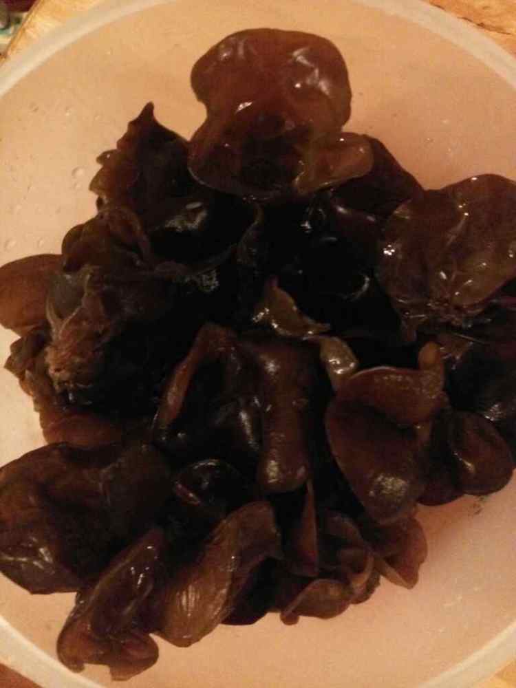 西芹炒木耳步骤1